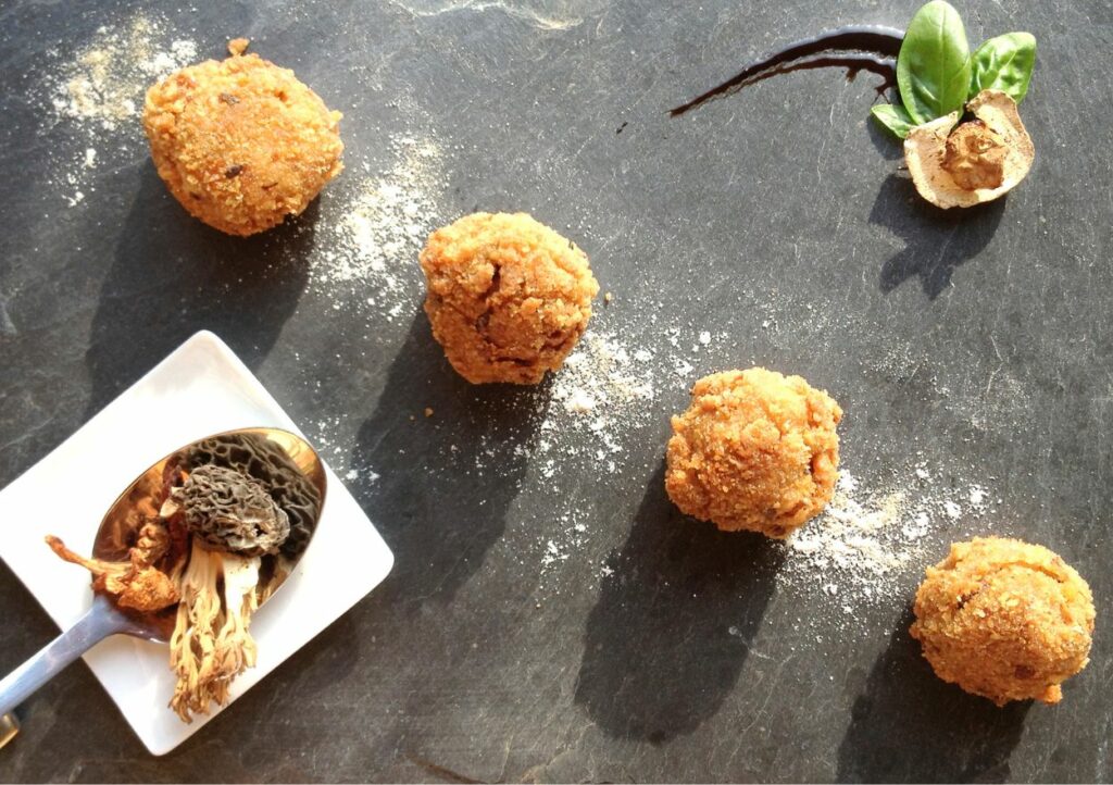 Croquetas gourmet en plato de pizarra
