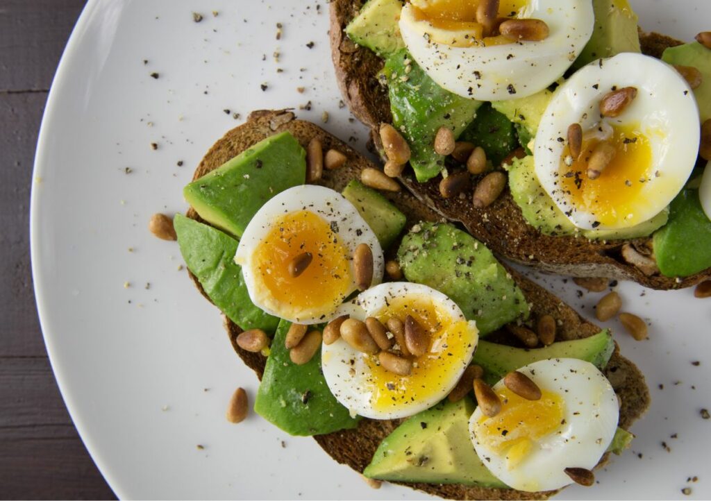 desayuno healthy con aguacate y huevo